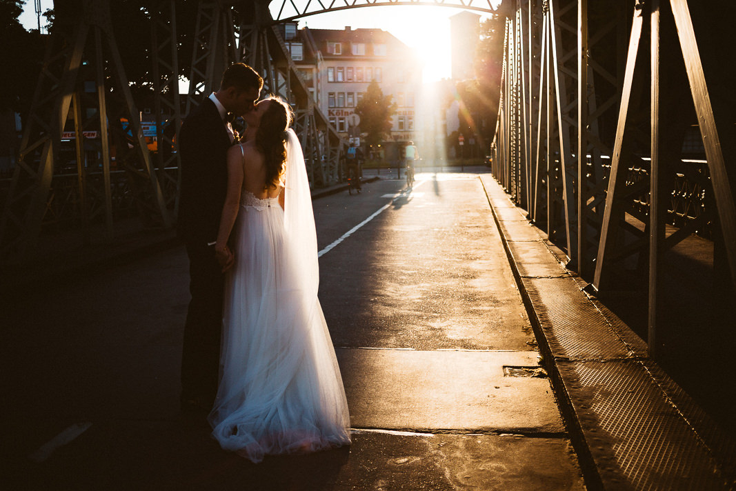 Als Hochzeitsfotograf Köln im Rheinauhafen.