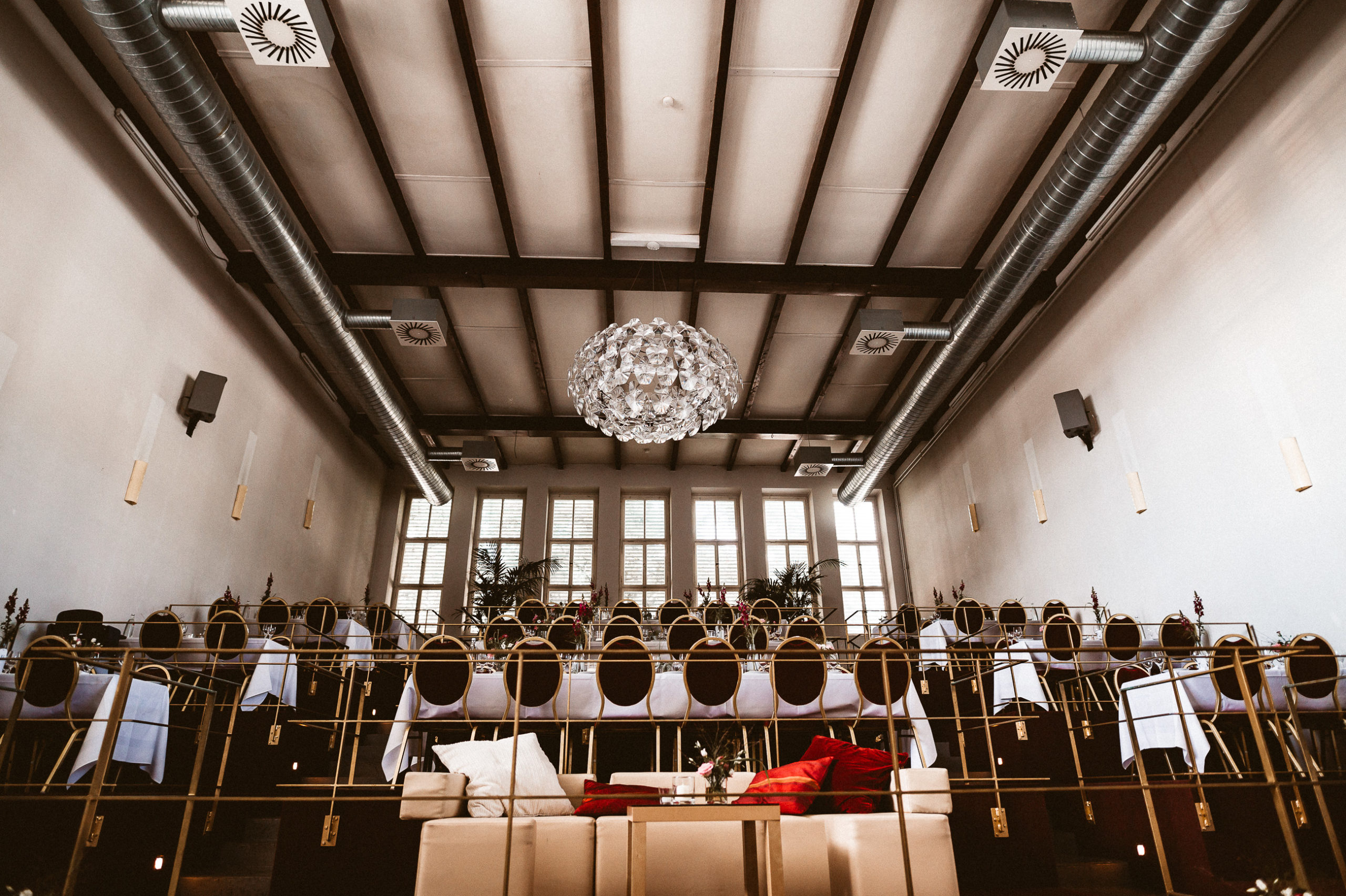 Als Hochzeitsfotograf Köln haben wir tolle Hochzeitsbilder in der alten Versteigerungshalle gemacht.